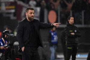 De Rossi nổi tiếng: Cầu thủ rất khoẻ và có khả năng "thủ dâm" tức là có thể "thủ dâm"