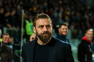 Trong nghịch cảnh, De Rossi đã dẫn dắt Roma với 7 trận thắng, 3 trận hòa và 1 trận thua và chỉ thua đội đầu bảng Inter Milan.