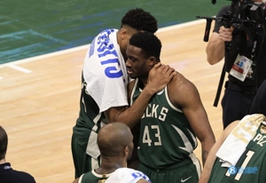 Teague nói đùa: Anh Antetokounmpo là trợ lý huấn luyện viên, tôi thậm chí còn không thi đấu, nhưng anh ấy chỉ nói chuyện với tôi về chiến thuật.