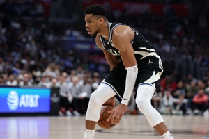 Một mình cây khó mà chống đỡ được! Antetokounmpo ghi 22 điểm sau 8/10 cú sút trong hiệp, 7 rebound, 3 kiến ​​​​tạo và 1 cướp.