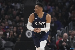 Anh sẽ trở lại sau 20 ngày vắng bóng vì gãy tay! Kỷ lục tàu than: Westbrook có thân hình siêu phàm