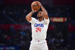 Hãy cố gắng hết sức! Norman Powell ghi được 20 điểm khi bắn 7/11 trong 24 phút và 3/5 quả ba điểm.