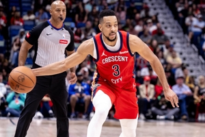 Hiệu suất hiệu quả! CJ McCollum ghi được 19 điểm, 4 rebound và 2 kiến ​​​​tạo ở 8 trong số 12 cú sút trong hiệp