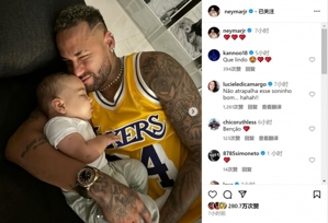 Với khuôn mặt đầy lấm lem❤️❤️❤️Neymar đăng ảnh mặc áo đấu của Lakers và bế con gái trên tay