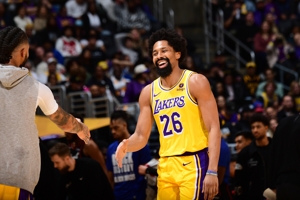 Dinwiddie hòa 0-5 trong 4 hiệp đầu tiên và ghi 5 điểm trong hiệp phụ và là bàn thắng duy nhất giúp Lakers dẫn trước.