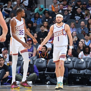 Miền Tây hoang dã! Suns vừa thua Spurs, đội đứng thứ hai tại Western Conference mà không có hạng, và sau đó đánh bại Nuggets, đội đứng đầu tại Western Conference.