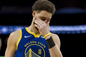 Klay đã ném trượt ba con trỏ vào còi! Cole: Đối thủ phòng ngự rất tốt và khó tạo được cơ hội tốt.